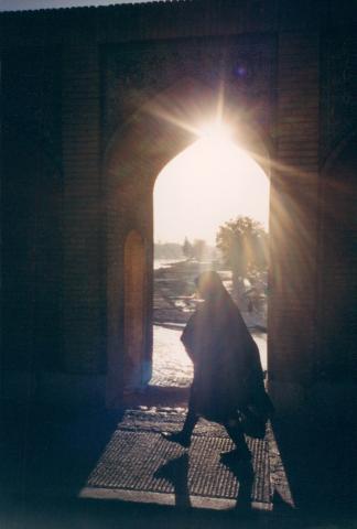 ISFAHANWOMANBRIDGE